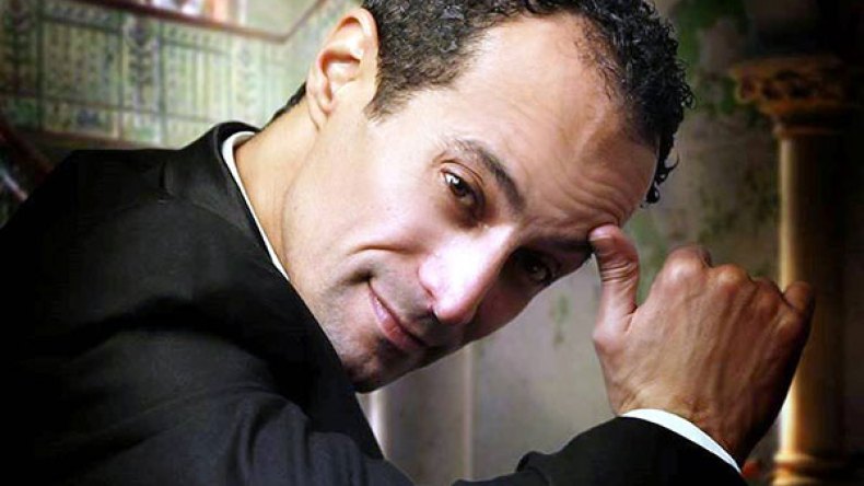 والي ولاية وهران يسّلم صابر هواري مفاتيح شقة في “كناستال”