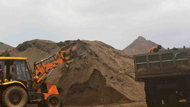 الدرك يحجز عتادا وآليات لمستفيدين من رخص المرامل في المسيلة