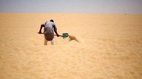 “الشروق” تنقل قصصا حزينة لرجال غرقوا في “بحر الصحراء”