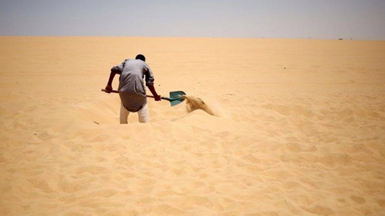 “الشروق” تنقل قصصا حزينة لرجال غرقوا في “بحر الصحراء”