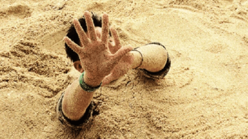 الرمال تطمر شابا في الوادي