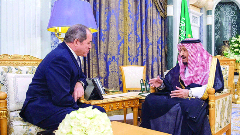 الملك سلمان يستقبل وزير الخارجية الجزائري