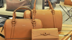 تصاميم عصرية وألوان غامضة تسيطر على مظهرك