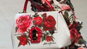 الحقائب المطبّعة بالأزهار.. صيحة ربيع و صيف2017