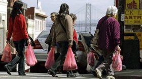 كاليفورنيا أول ولاية أمريكية تحظر استخدام الأكياس البلاستيكية