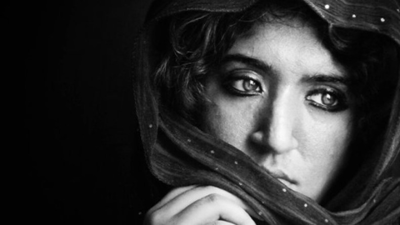 قتل أبوته ورمى بي إلى الغرفة السوداء