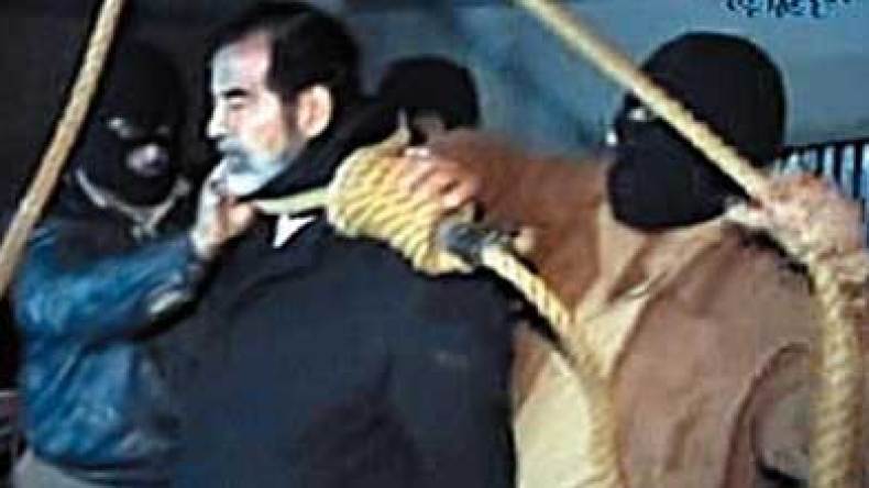 محامو صدام حسين يؤكدون إعدامه طعنًا في منزل المالكي لا شنقًا