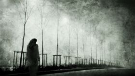 أهل زوجي يخربون حياتي وزوجي مستسلم لهم …  هل أطلب الطلاق؟