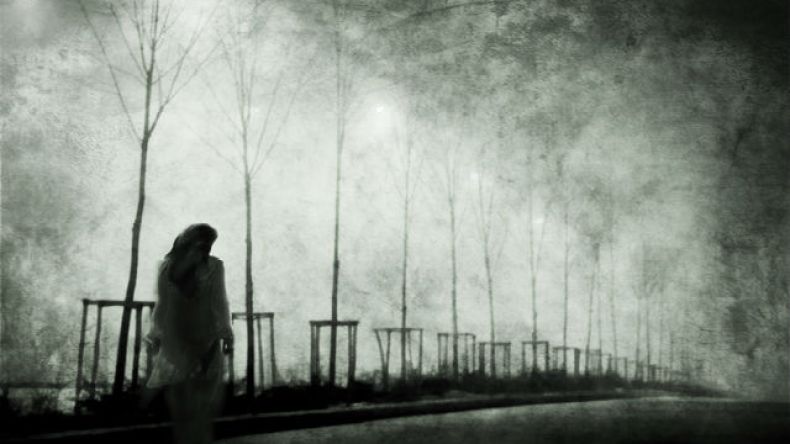 أهل زوجي يخربون حياتي وزوجي مستسلم لهم …  هل أطلب الطلاق؟