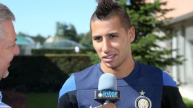 مدرب إنتر ميلان يطالب تايدر بالتطور والتعلم من الأرجنتيني زانيتي