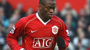France striker Saha to leave Man United for Everton