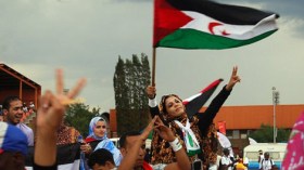 برلمانيون جزائريون يزورون مخيمات الصحراويين ويحتجون أمام الجدار العازل
