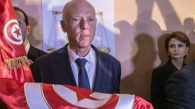 التونسيون يتوجون “السيد النظيف” رئيسا