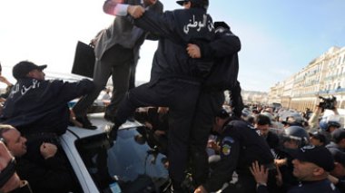 Alger : le président du RCD  n’a pu mobiliser ses partisans et ses militants lors d’une marche avortée et devient un clown à la Place des Martyrs
