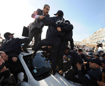 Alger : le président du RCD  n’a pu mobiliser ses partisans et ses militants lors d’une marche avortée et devient un clown à la Place des Martyrs