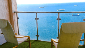 عائلات تهجر بيوتها الساحلية المجهزة في فصل الصيف