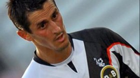 صايفي يحاول الصعود للمدرجات احتجاجا على هتافات عنصرية