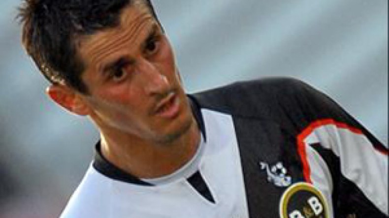 صايفي يحاول الصعود للمدرجات احتجاجا على هتافات عنصرية