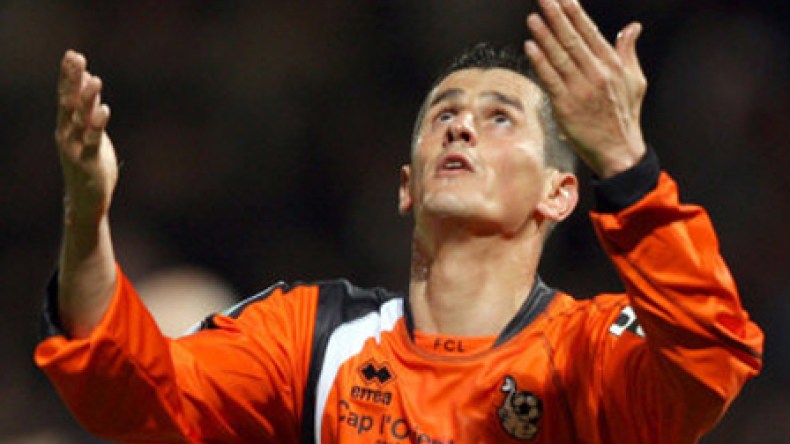 بودبوز وصايفي وقفا دقيقة صمت على ضحايا تولوز