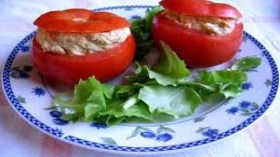 سلطة الطماطم المحشية بالتونة