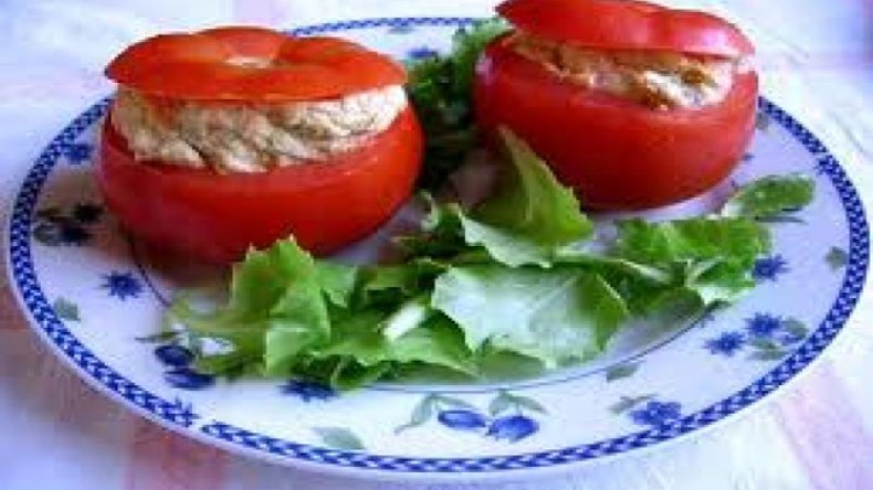 سلطة الطماطم المحشية بالتونة