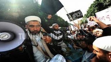Tunisie: des salafistes incendient un poste de police à Jendouba