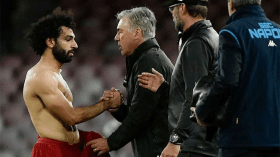 محمد صلاح يمنح قميصه لكارلو أنشيلوتي