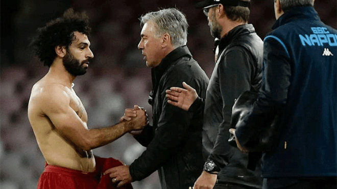 محمد صلاح يمنح قميصه لكارلو أنشيلوتي