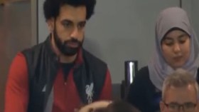 ظهور صلاح مع زوجته المحجبة يصنع الحدث