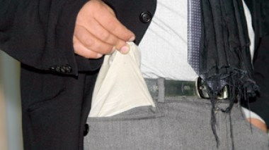 1 million 800.000 Algerian civil servants get their monthly salaries ahead of time to face up to post-Ramadan hefty expenditure