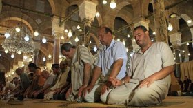 حجز الصفوف الأولى لصلاة التراويح