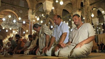 حجز الصفوف الأولى لصلاة التراويح