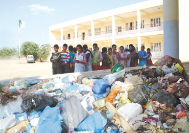 Les élèves croulent sous les déchets