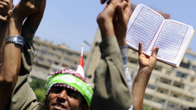 “فتاوى” تحرّض على قتل المتظاهرين والمصريون يحبسون أنفاسهم
