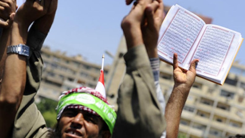 “فتاوى” تحرّض على قتل المتظاهرين والمصريون يحبسون أنفاسهم