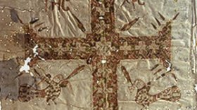 أحذية للأطفال مزينة بالصليب بالمسيلة