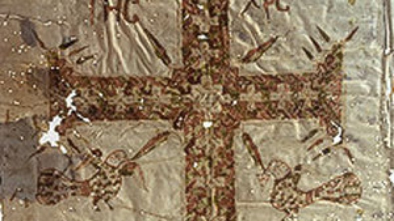 أحذية للأطفال مزينة بالصليب بالمسيلة