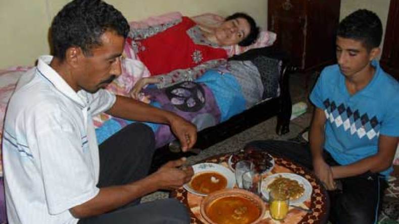 سليم يحضّر الشربة والبوراك بنفسه ويطعم زوجته بيده