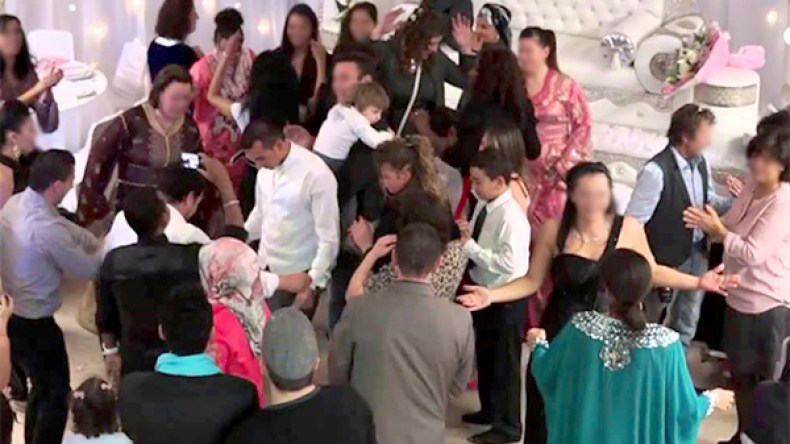 10 جرحى وتحطيم 12 سيارة في معركة في قاعة أعراس بباتنة