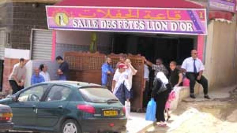 مسيرو قاعات الحفلات يطالبون بأن يشملهم قانون مطابقة البنايات