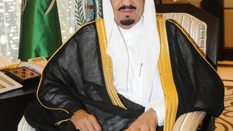 العاهل السعودي يغادر القمة فجأة والسيسي يسارع لتوديعه