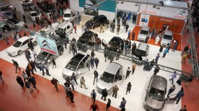 تخفيضات مغرية.. طوابير وتدافع في صالون السيارات بوهران