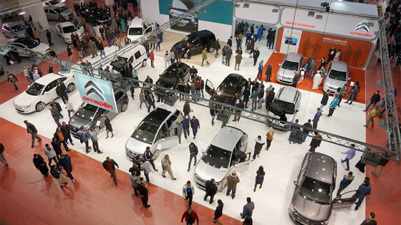 تخفيضات مغرية.. طوابير وتدافع في صالون السيارات بوهران