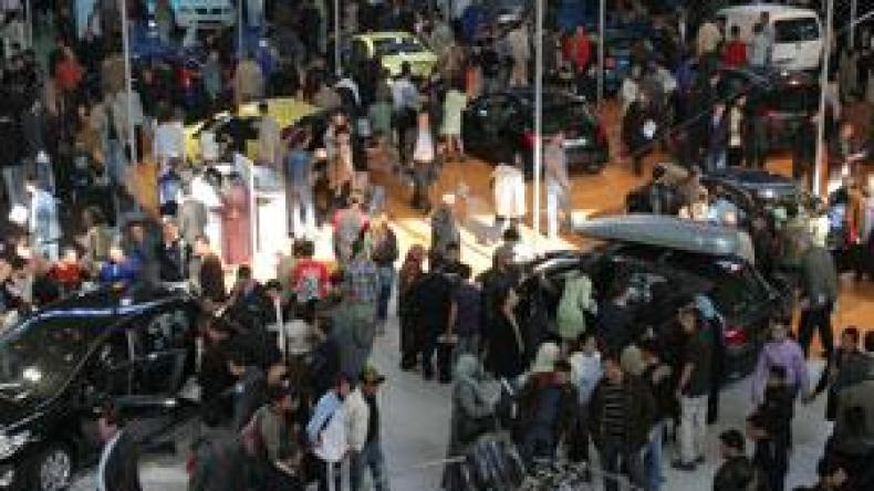 شغف الجزائريين بالسيارات يتغلب على قرارات الحكومة ويتحدى سوء الأحوال الجوية