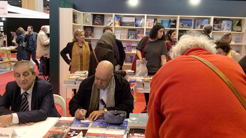 الجزائر غير مرحب بها في صالون الكتاب بباريس