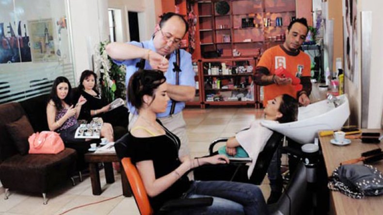 غرباء يتلاعبون بشعر نسائنا!