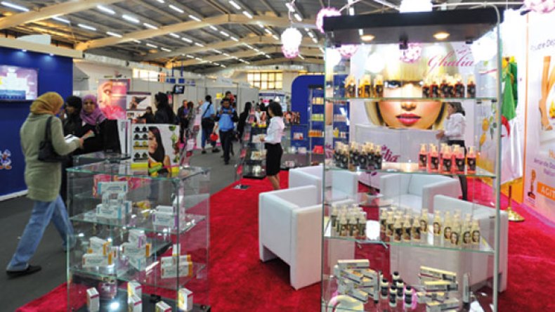 يقتحمون أجنحة صالون حواء 2015 للتأكيد على مرافقة المرأة الجزائرية