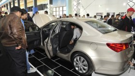 معرض السيارات: أثرياء يدفعون الملايير وزوالية يتدافعون على الصور التذكارية