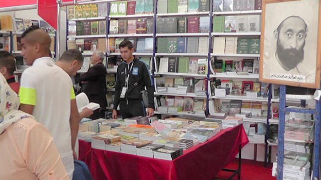 إقبال كبير على الكتب شبه المدرسية في صالون الكتاب