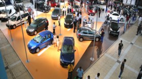 الجزائريون لا يزالون يشترون السيارات الجديدة بقوة رغم قرارات منع القروض الاستهلاكية